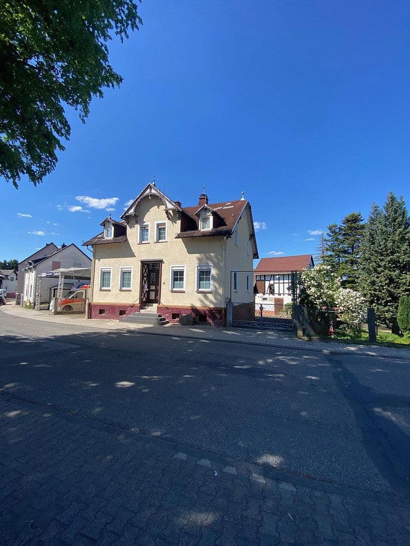 Prodej domu 140 m², pozemek 797 m², Lindenstraße 15, Hohenstein, Hessen Prodej domu 140 m², pozemek 797 m², Lindenstraße 15, Hohenstein, Hessen