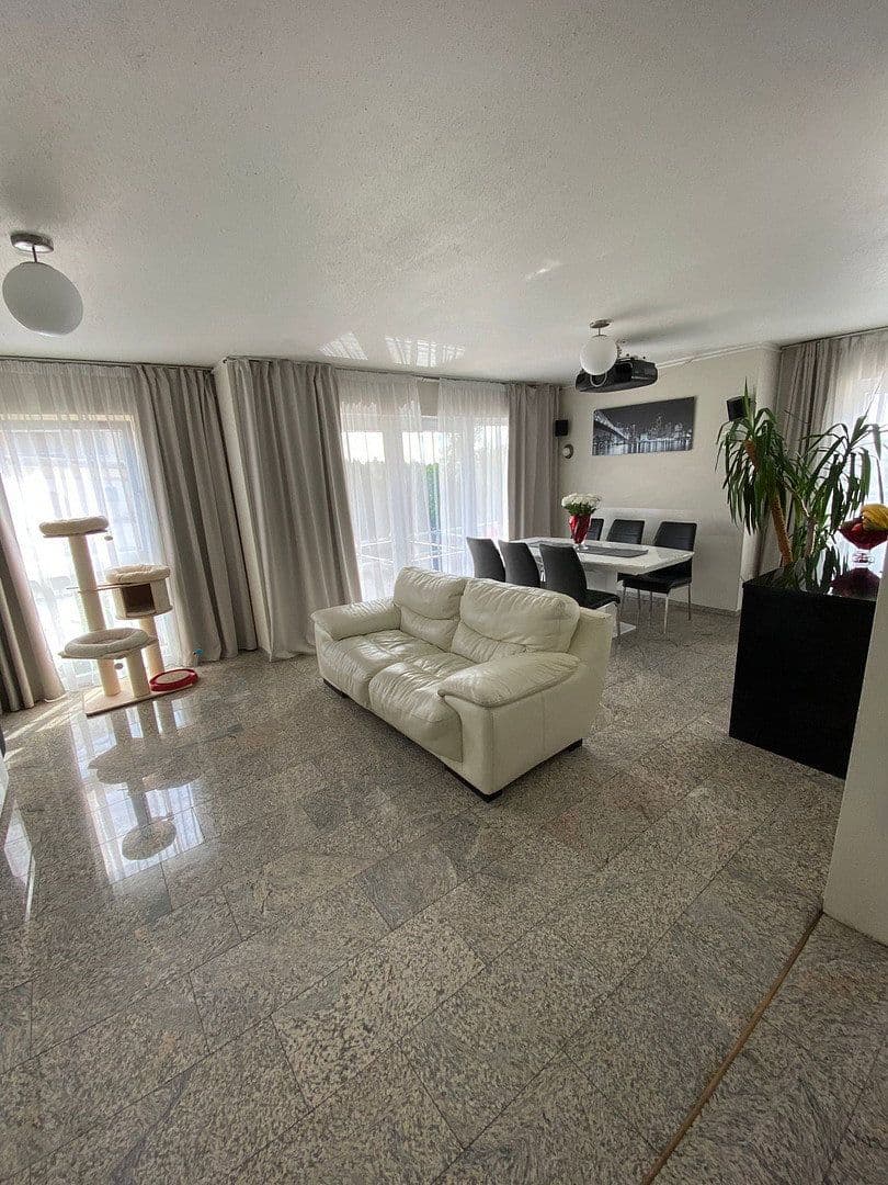 Pronájem bytu 5+1 130 m², Kitzengasse 24, Leinburg, Bavorsko Pronájem bytu 5+1 130 m², Kitzengasse 24, Leinburg, Bavorsko