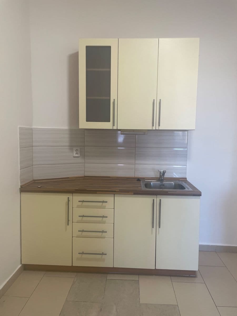 Pronájem bytu 2+1 50 m², 28. pluku, Praha, Praha Pronájem bytu 2+1 50 m², 28. pluku, Praha, Praha