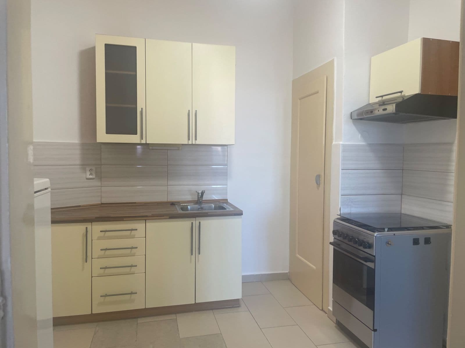 Pronájem bytu 2+1 50 m², 28. pluku, Praha, Praha Pronájem bytu 2+1 50 m², 28. pluku, Praha, Praha