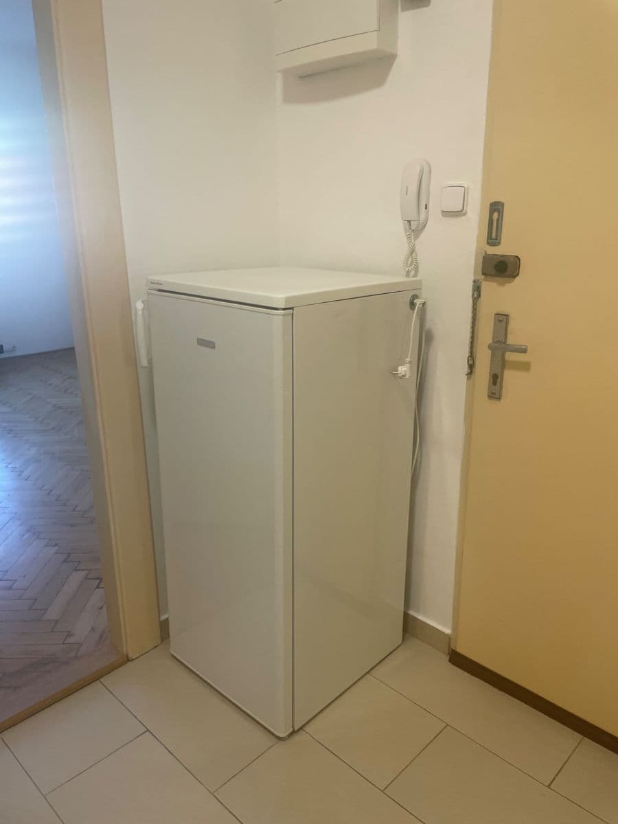 Pronájem bytu 2+1 50 m², 28. pluku, Praha, Praha Pronájem bytu 2+1 50 m², 28. pluku, Praha, Praha