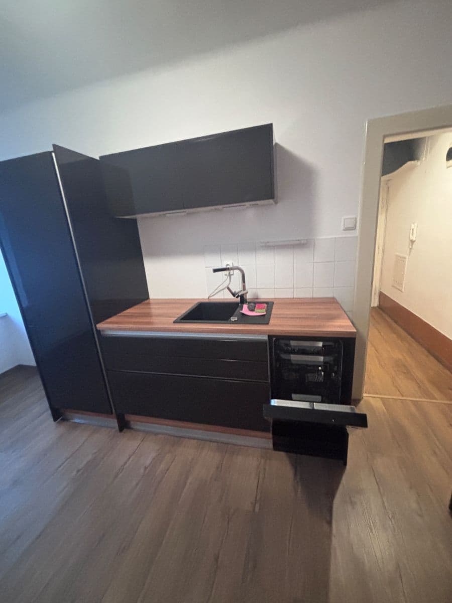 Pronájem bytu 1+1 43 m², Karpatská, Praha, Praha Pronájem bytu 1+1 43 m², Karpatská, Praha, Praha