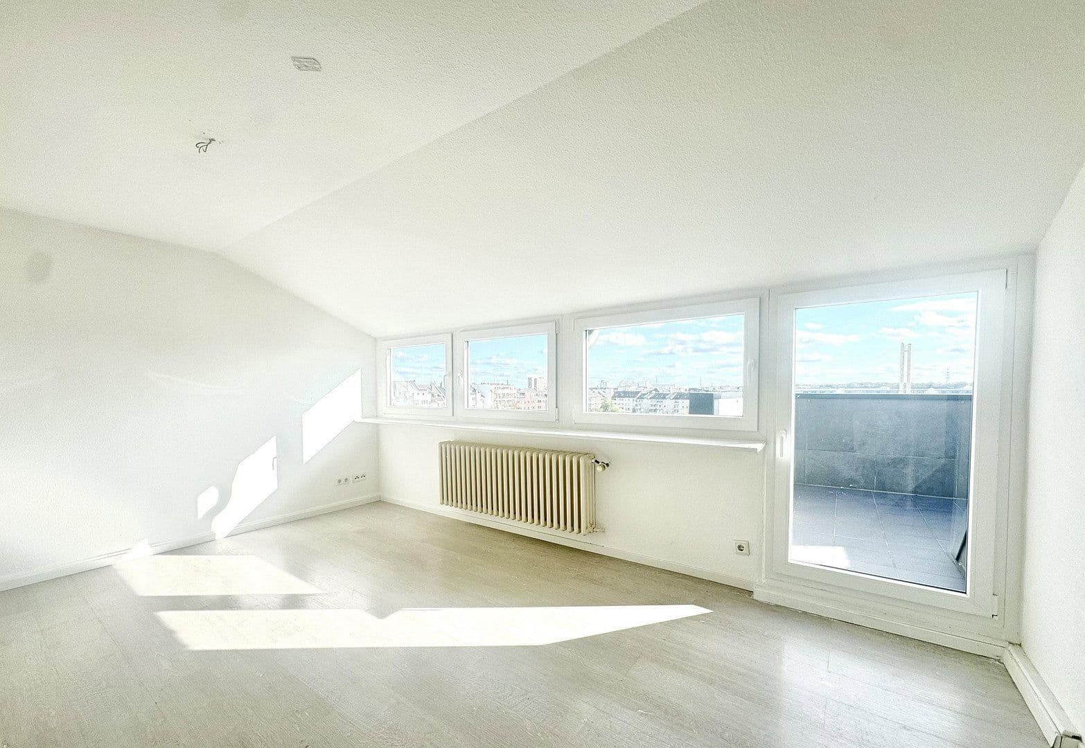 Pronájem bytu 2+1 40 m², Kopernikusstrasse 75, Düsseldorf, Severní Porýní-Vestfálsko Pronájem bytu 2+1 40 m², Kopernikusstrasse 75, Düsseldorf, Severní Porýní-Vestfálsko