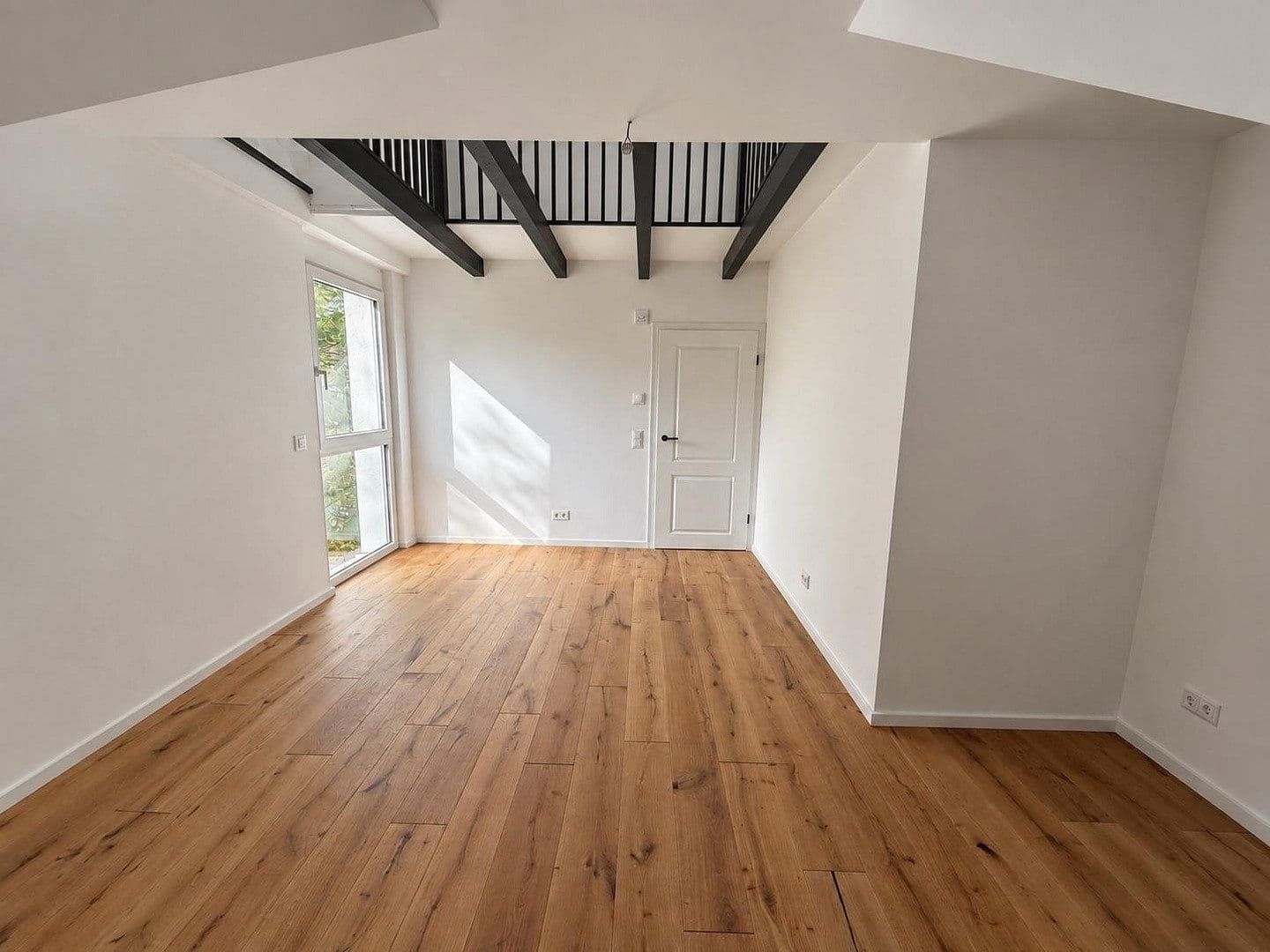 Pronájem domu 121 m², pozemek 212 m², Stuttgart, Bádensko-Württembersko Pronájem domu 121 m², pozemek 212 m², Stuttgart, Bádensko-Württembersko
