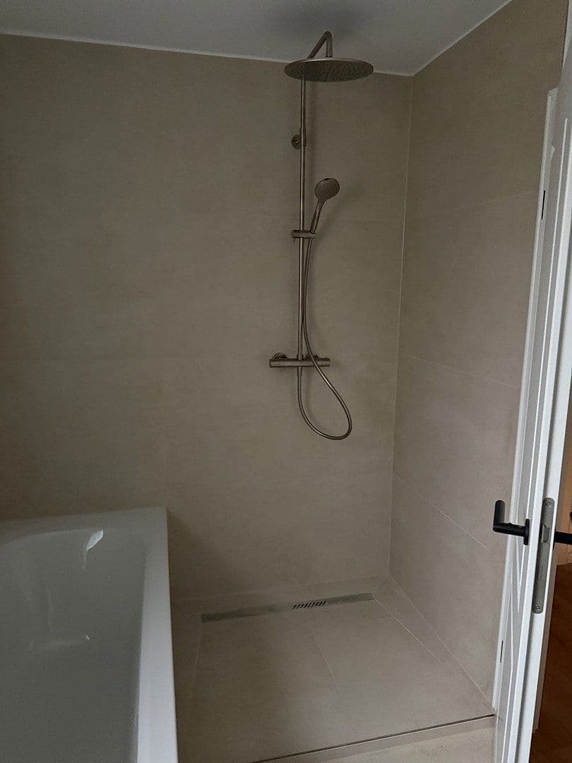 Pronájem domu 121 m², pozemek 212 m², Stuttgart, Bádensko-Württembersko Pronájem domu 121 m², pozemek 212 m², Stuttgart, Bádensko-Württembersko