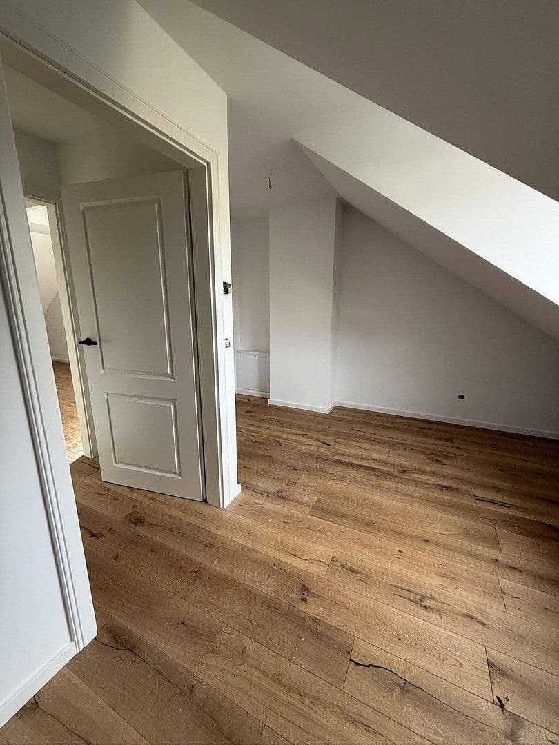 Pronájem domu 121 m², pozemek 212 m², Stuttgart, Bádensko-Württembersko Pronájem domu 121 m², pozemek 212 m², Stuttgart, Bádensko-Württembersko