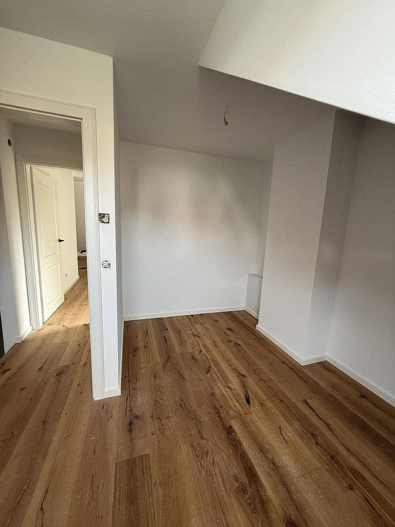 Pronájem domu 121 m², pozemek 212 m², Stuttgart, Bádensko-Württembersko Pronájem domu 121 m², pozemek 212 m², Stuttgart, Bádensko-Württembersko