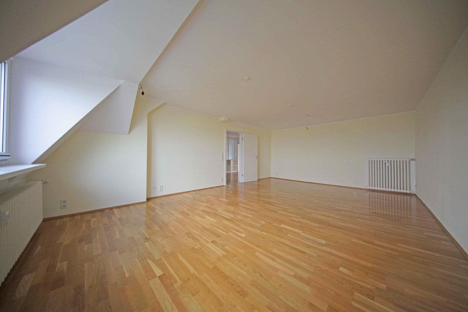 Pronájem bytu 3+1 105 m², Wuppertal, Severní Porýní-Vestfálsko Pronájem bytu 3+1 105 m², Wuppertal, Severní Porýní-Vestfálsko