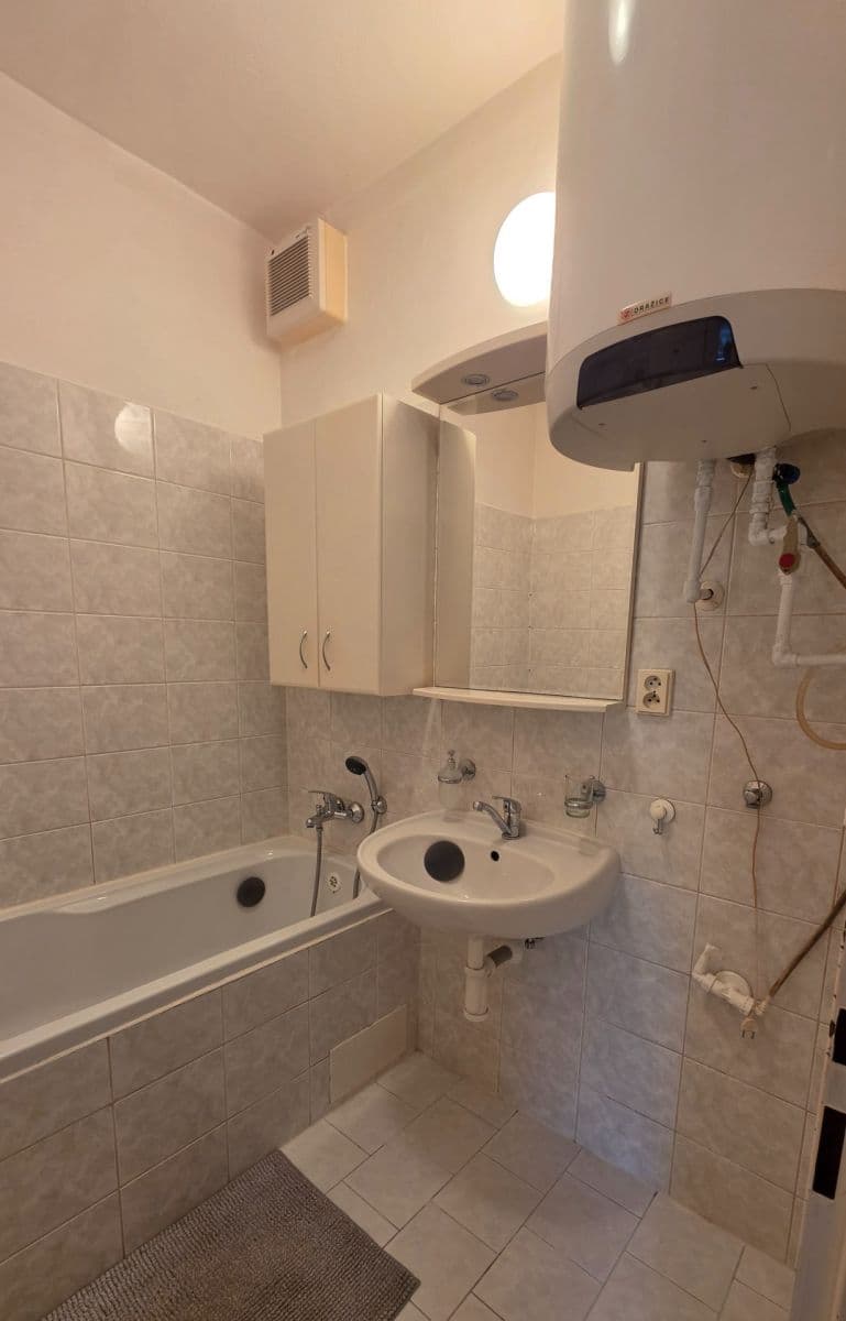 Pronájem bytu 2+kk 58 m², Vojtěcha Lanny, Kladno, Středočeský kraj Pronájem bytu 2+kk 58 m², Vojtěcha Lanny, Kladno, Středočeský kraj