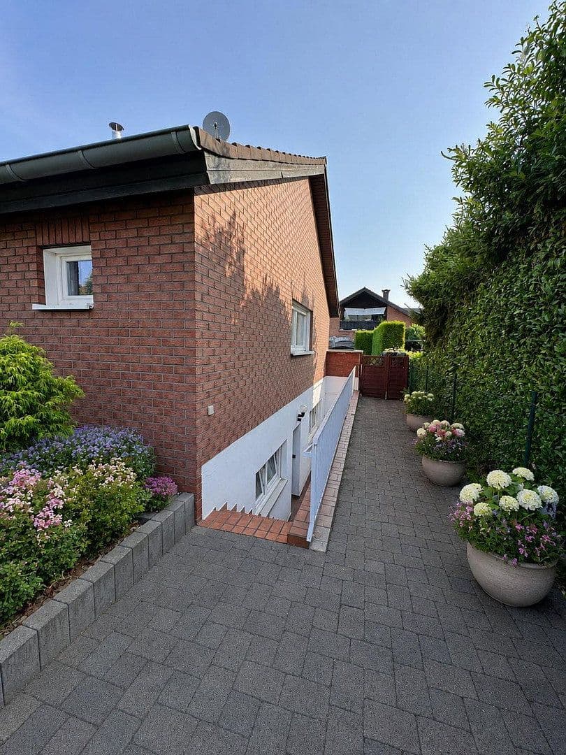 Prodej domu 154 m², pozemek 523 m², Weimarer Strasse 61, Bornheim, Severní Porýní-Vestfálsko Prodej domu 154 m², pozemek 523 m², Weimarer Strasse 61, Bornheim, Severní Porýní-Vestfálsko