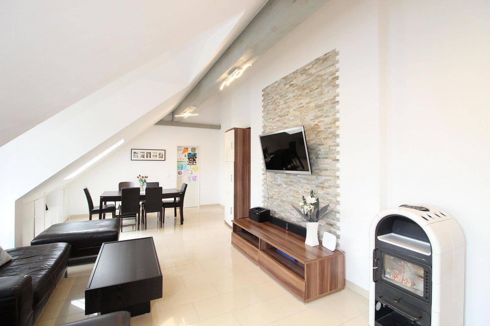 Pronájem bytu 4+1 95 m², Schwabhausen/ Oberroth, Bavorsko Pronájem bytu 4+1 95 m², Schwabhausen/ Oberroth, Bavorsko