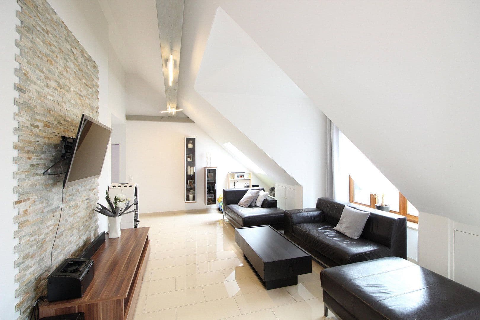 Pronájem bytu 4+1 95 m², Schwabhausen/ Oberroth, Bavorsko Pronájem bytu 4+1 95 m², Schwabhausen/ Oberroth, Bavorsko
