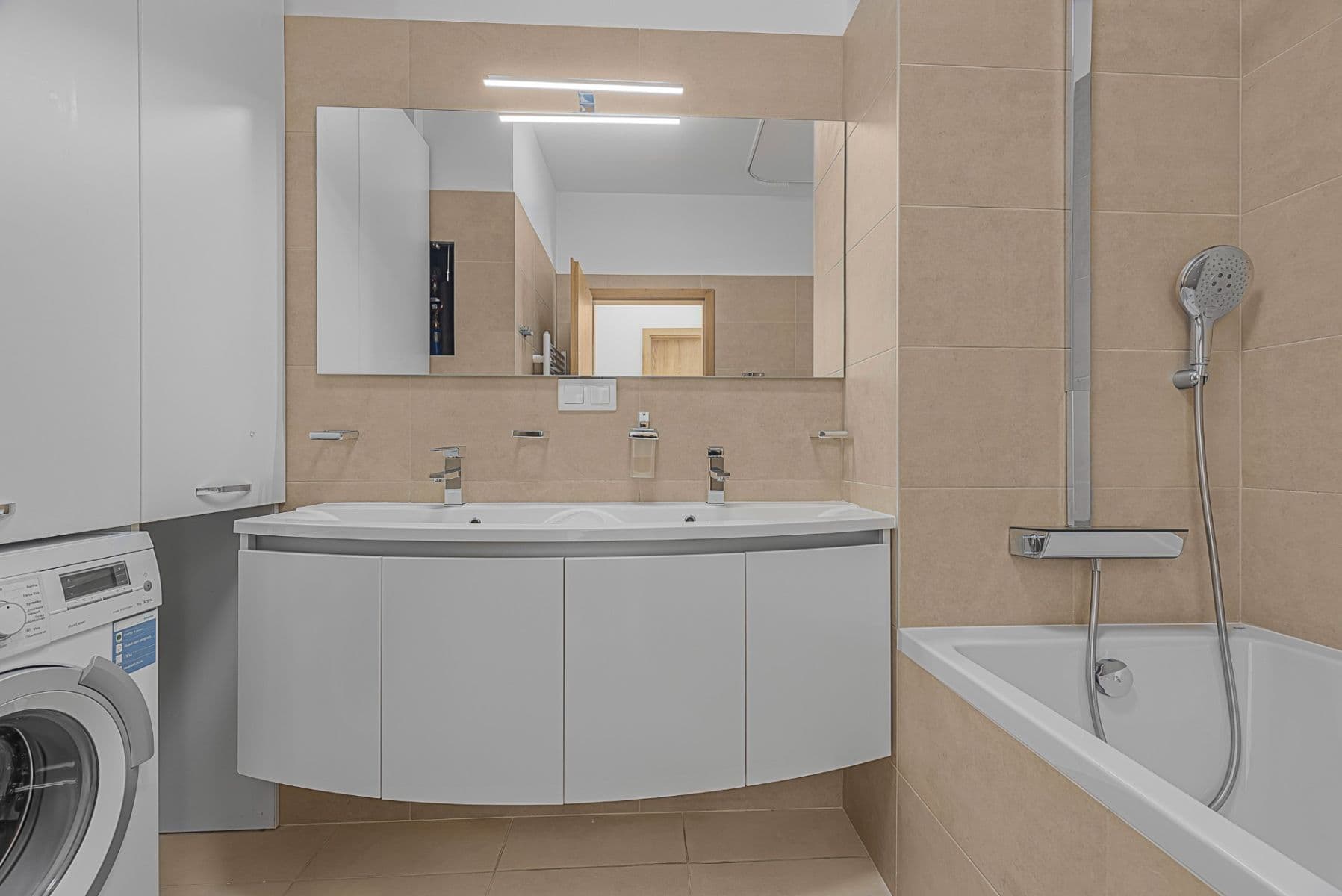 Prodej bytu 4+1 107 m², Fialová, Petržalka, Bratislavský kraj Prodej bytu 4+1 107 m², Fialová, Petržalka, Bratislavský kraj