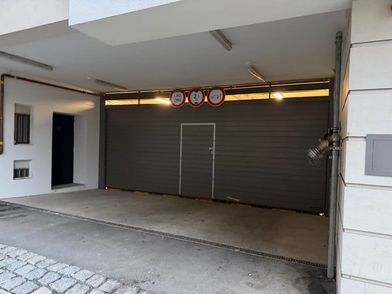 Pronájem garáže 16 m², Krymská, Praha, Praha Pronájem garáže 16 m², Krymská, Praha, Praha