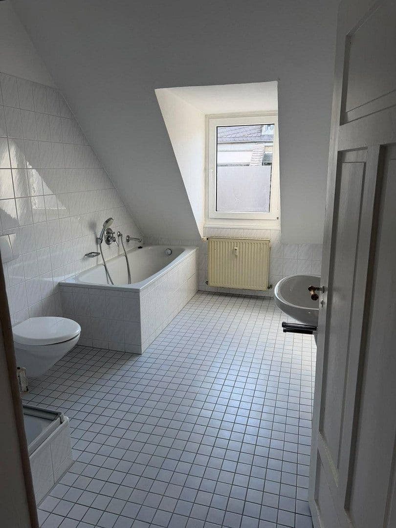 Pronájem bytu 3+1 57 m², Hellmundstraße 4, Wiesbaden, Hessen Pronájem bytu 3+1 57 m², Hellmundstraße 4, Wiesbaden, Hessen
