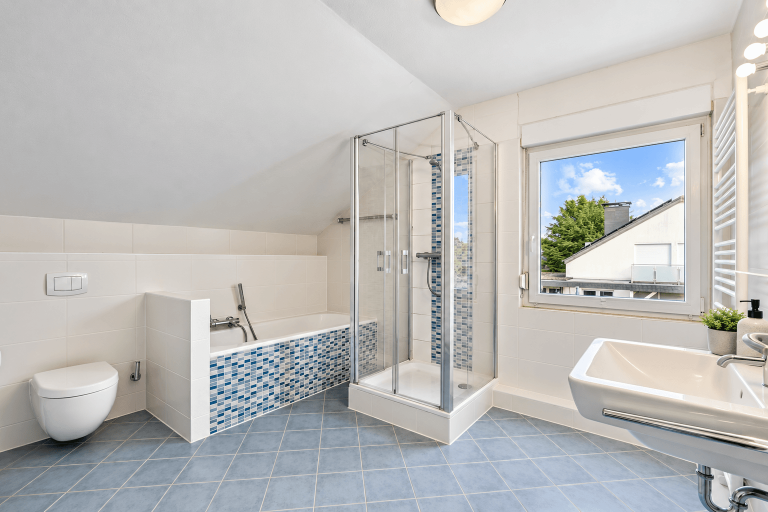 Prodej domu 182 m², pozemek 530 m², Isernhagen, Dolní Sasko Prodej domu 182 m², pozemek 530 m², Isernhagen, Dolní Sasko