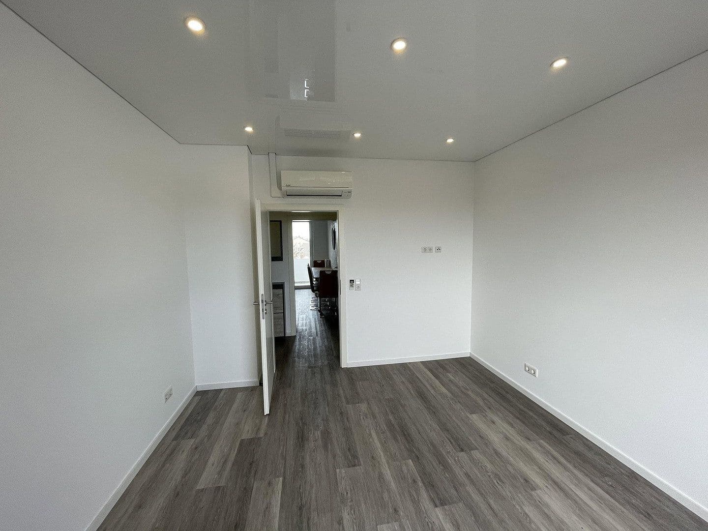 Prodej bytu 3+1 68 m², Aachenerstr. 157, Düsseldorf, Severní Porýní-Vestfálsko Prodej bytu 3+1 68 m², Aachenerstr. 157, Düsseldorf, Severní Porýní-Vestfálsko