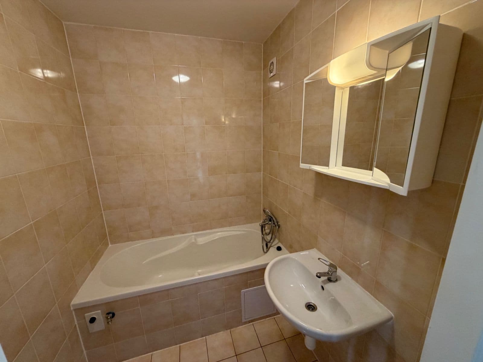 Pronájem bytu 2+1 70 m², K Ládví, Praha, Praha Pronájem bytu 2+1 70 m², K Ládví, Praha, Praha