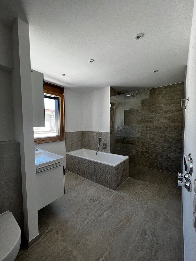 Pronájem bytu 3+1 87 m², Lerchenfeldstraße 28, München, Bavorsko Pronájem bytu 3+1 87 m², Lerchenfeldstraße 28, München, Bavorsko
