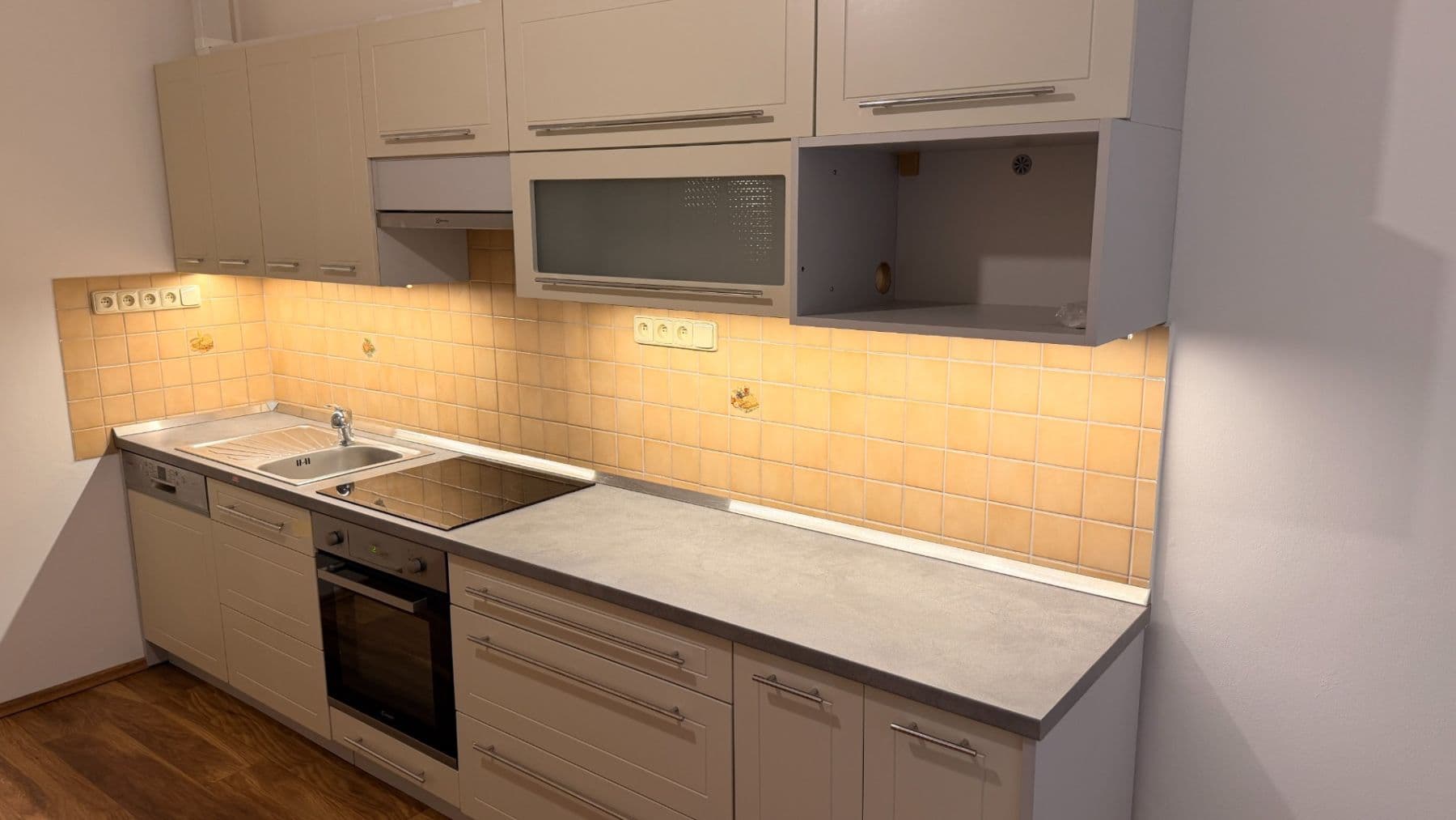 Pronájem bytu 2+1 70 m², Haškova, Praha, Praha Pronájem bytu 2+1 70 m², Haškova, Praha, Praha