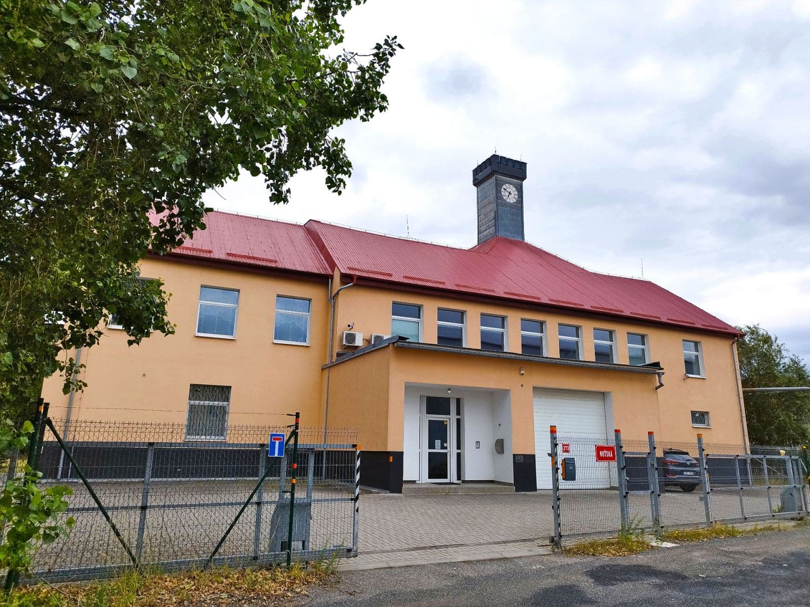 Prodej domu 1.612 m², pozemek 2.585 m², Huťská, Kladno, Středočeský kraj Prodej domu 1.612 m², pozemek 2.585 m², Huťská, Kladno, Středočeský kraj