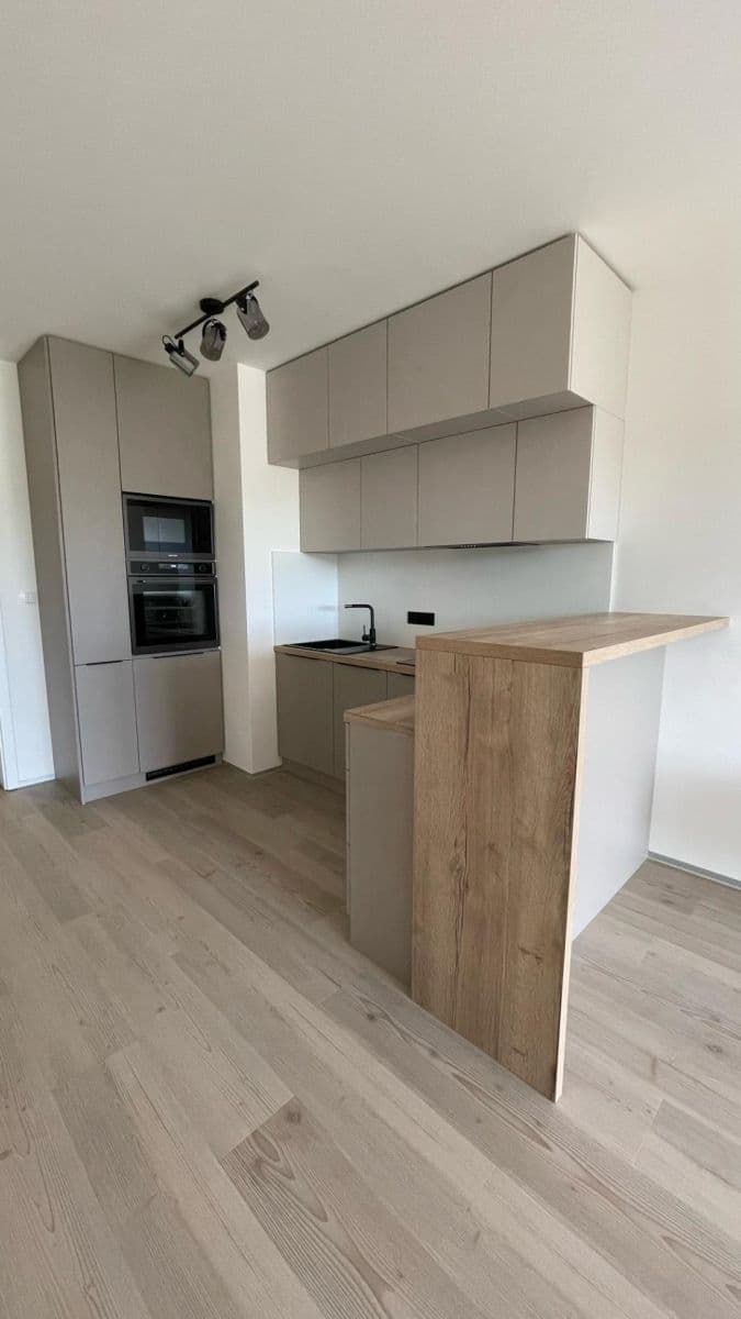 Prodej bytu 1+kk 40 m², Československého exilu, Praha, Praha Prodej bytu 1+kk 40 m², Československého exilu, Praha, Praha