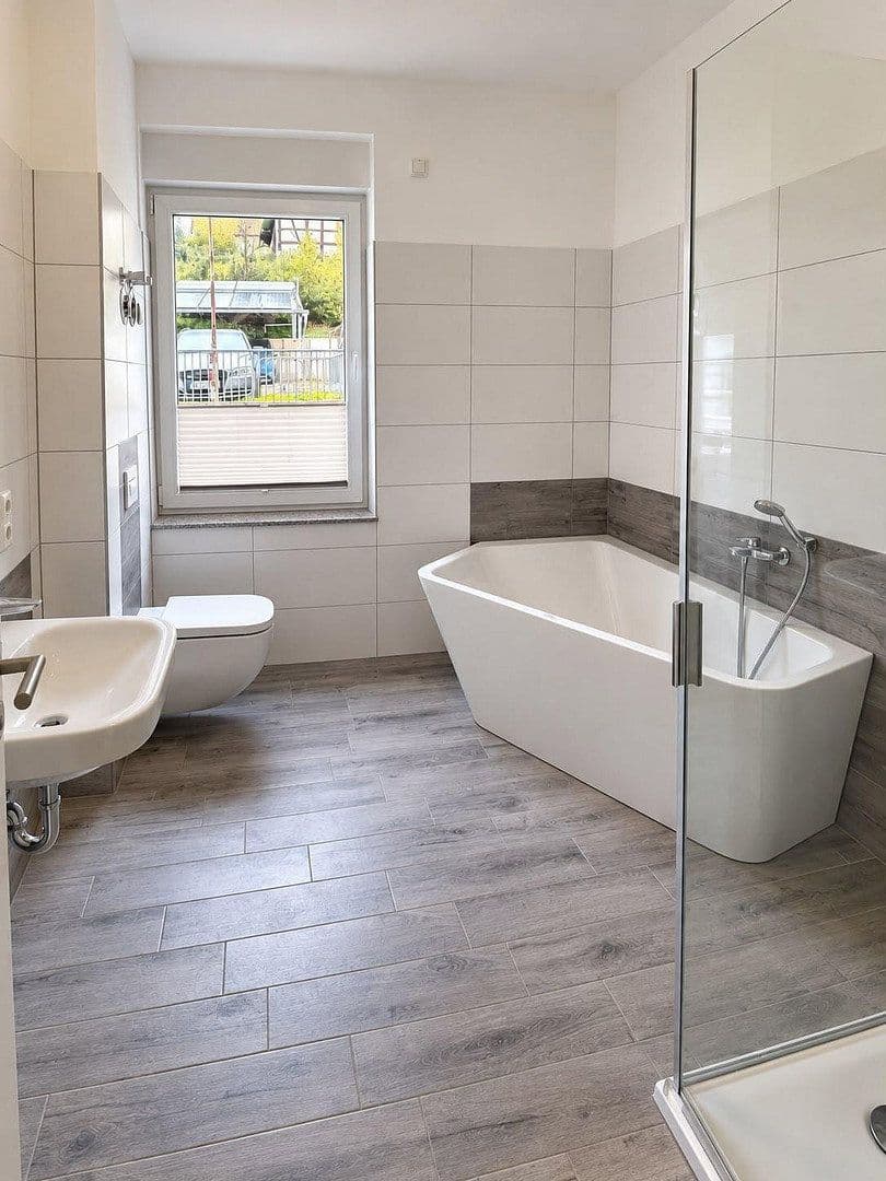 Pronájem bytu 2+1 70 m², Schulstraße 3, Langenbernsdorf, Sasko Pronájem bytu 2+1 70 m², Schulstraße 3, Langenbernsdorf, Sasko