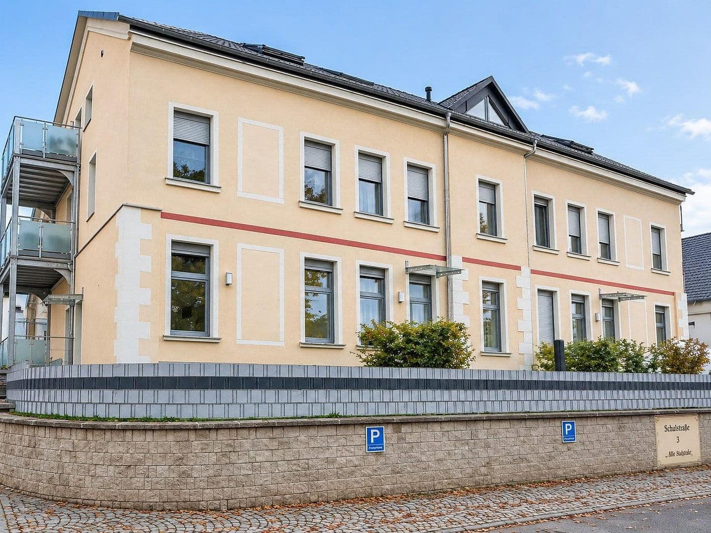 Pronájem bytu 2+1 70 m², Schulstraße 3, Langenbernsdorf, Sasko Pronájem bytu 2+1 70 m², Schulstraße 3, Langenbernsdorf, Sasko