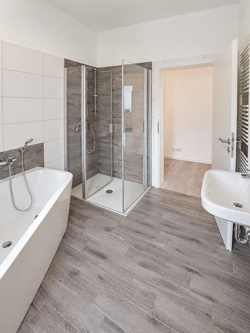 Pronájem bytu 2+1 70 m², Schulstraße 3, Langenbernsdorf, Sasko Pronájem bytu 2+1 70 m², Schulstraße 3, Langenbernsdorf, Sasko