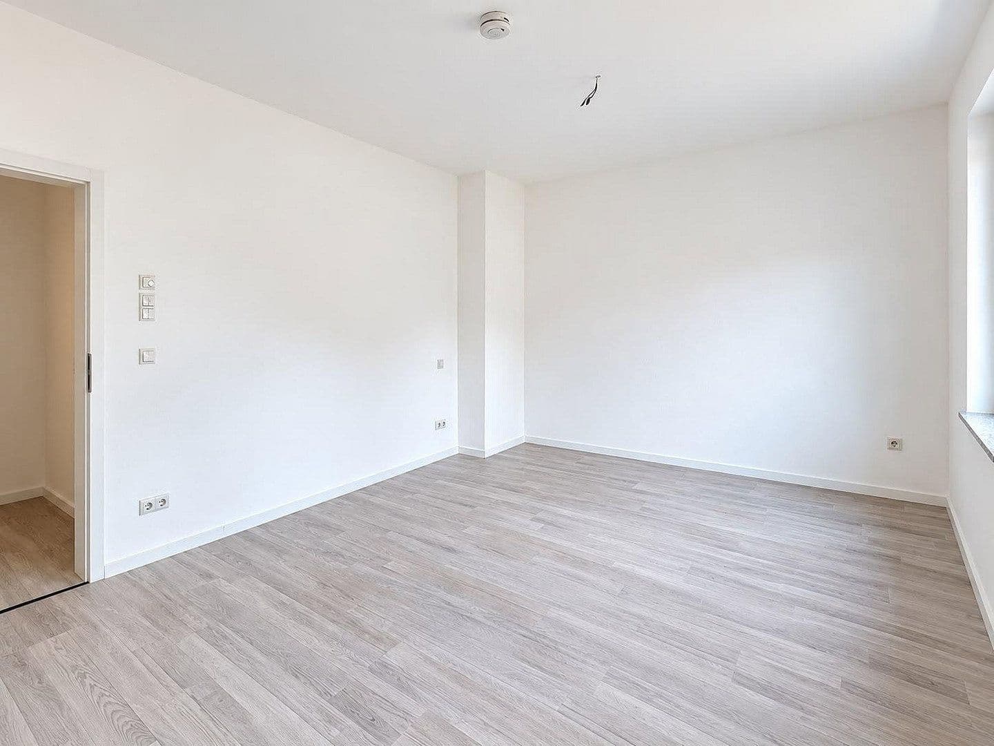 Pronájem bytu 2+1 70 m², Schulstraße 3, Langenbernsdorf, Sasko Pronájem bytu 2+1 70 m², Schulstraße 3, Langenbernsdorf, Sasko