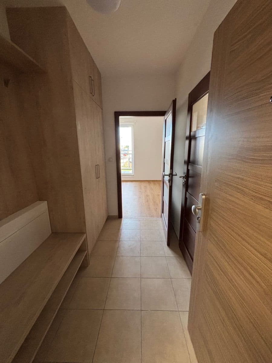 Pronájem bytu 1+kk 33 m², Uherova, Chýně, Středočeský kraj Pronájem bytu 1+kk 33 m², Uherova, Chýně, Středočeský kraj