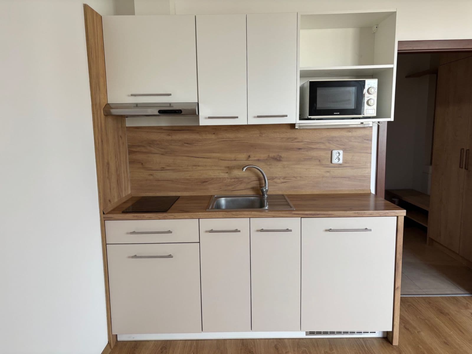 Pronájem bytu 1+kk 33 m², Uherova, Chýně, Středočeský kraj Pronájem bytu 1+kk 33 m², Uherova, Chýně, Středočeský kraj