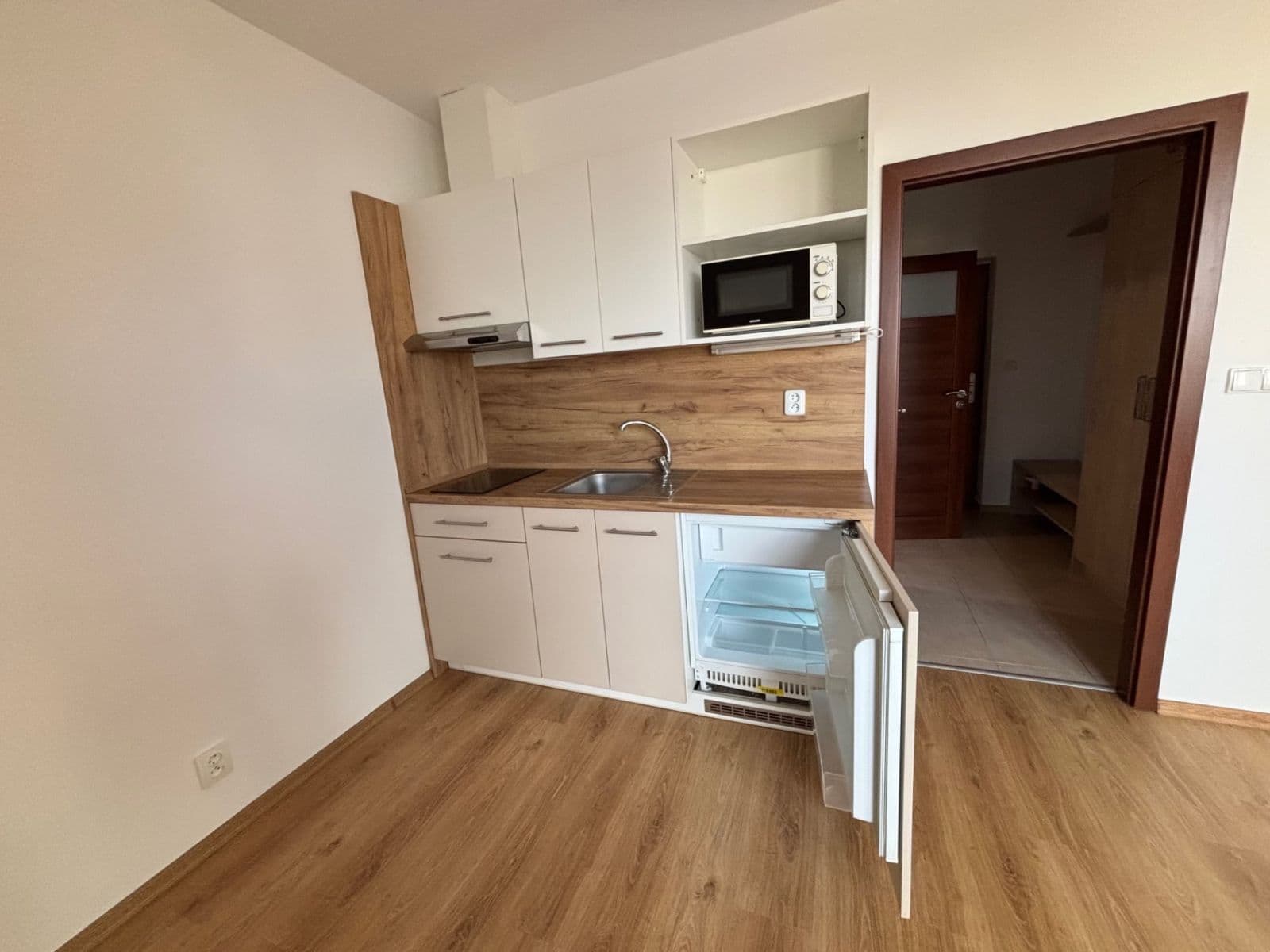 Pronájem bytu 1+kk 33 m², Uherova, Chýně, Středočeský kraj Pronájem bytu 1+kk 33 m², Uherova, Chýně, Středočeský kraj