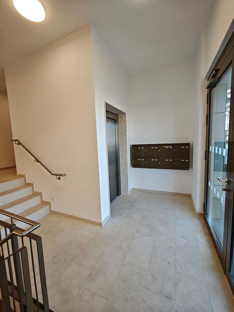 Pronájem bytu 2+1 57 m², Lilli-Kurowski-Straße 9, München, Bavorsko Pronájem bytu 2+1 57 m², Lilli-Kurowski-Straße 9, München, Bavorsko