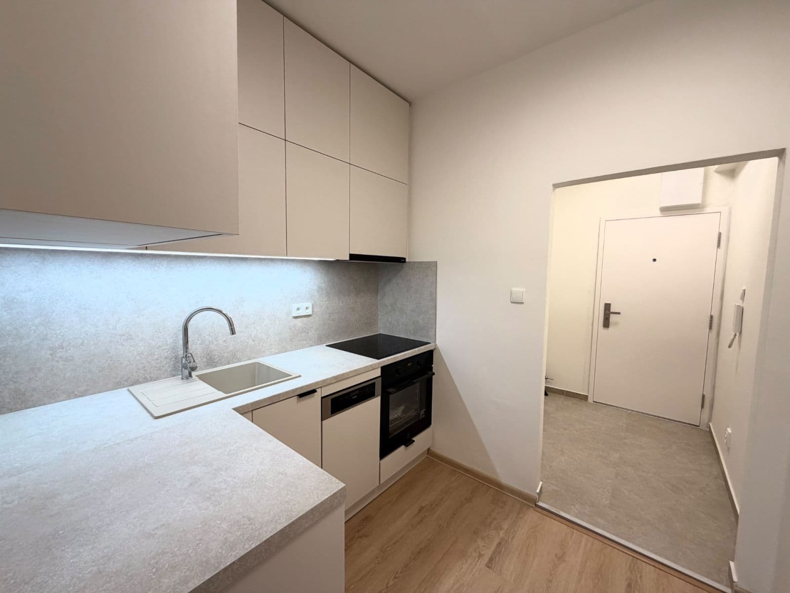 Pronájem bytu 1+1 33 m², Dělnická, Praha, Praha Pronájem bytu 1+1 33 m², Dělnická, Praha, Praha