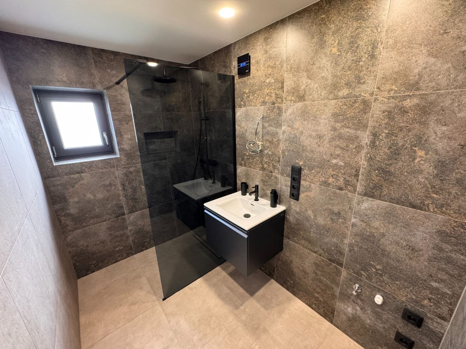 Prodej domu 142 m², pozemek 991 m², Na Poříčí, Králův Dvůr, Středočeský kraj Prodej domu 142 m², pozemek 991 m², Na Poříčí, Králův Dvůr, Středočeský kraj