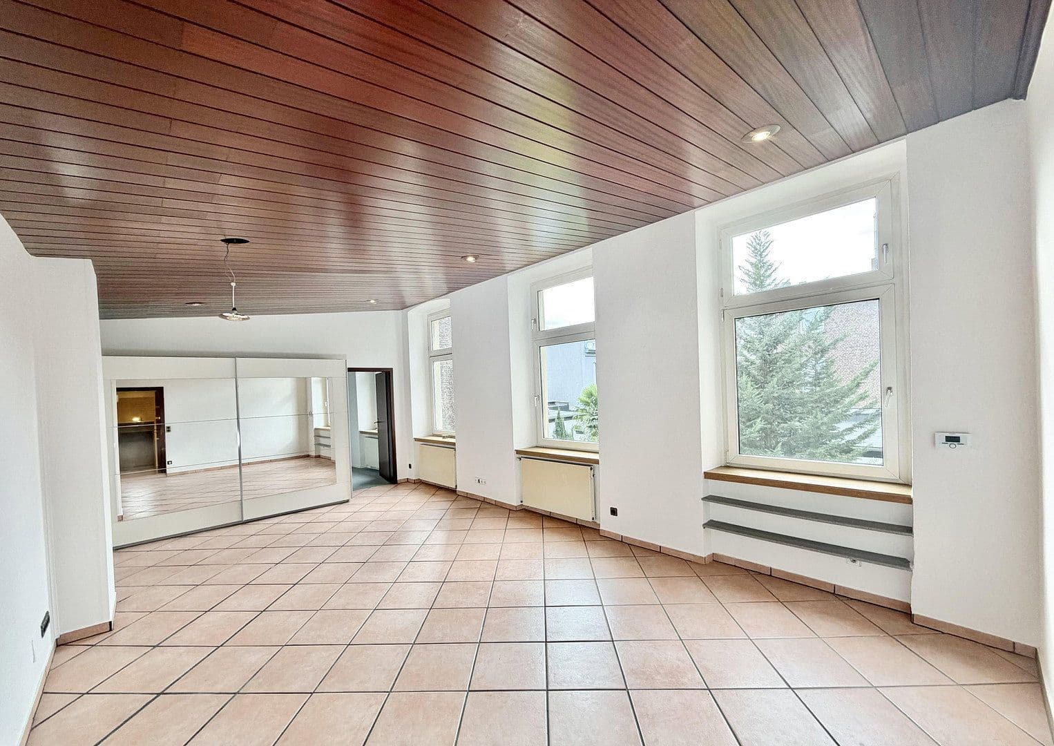 Pronájem bytu 2+1 72 m², Liebigstrasse 9, Düsseldorf, Severní Porýní-Vestfálsko Pronájem bytu 2+1 72 m², Liebigstrasse 9, Düsseldorf, Severní Porýní-Vestfálsko