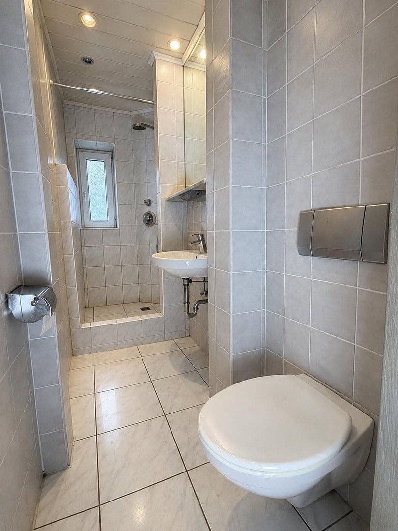 Pronájem bytu 2+1 72 m², Liebigstrasse 9, Düsseldorf, Severní Porýní-Vestfálsko Pronájem bytu 2+1 72 m², Liebigstrasse 9, Düsseldorf, Severní Porýní-Vestfálsko