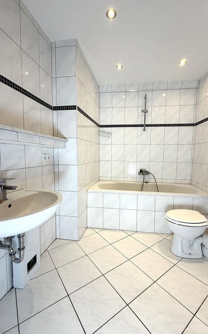 Pronájem bytu 2+1 72 m², Liebigstrasse 9, Düsseldorf, Severní Porýní-Vestfálsko Pronájem bytu 2+1 72 m², Liebigstrasse 9, Düsseldorf, Severní Porýní-Vestfálsko