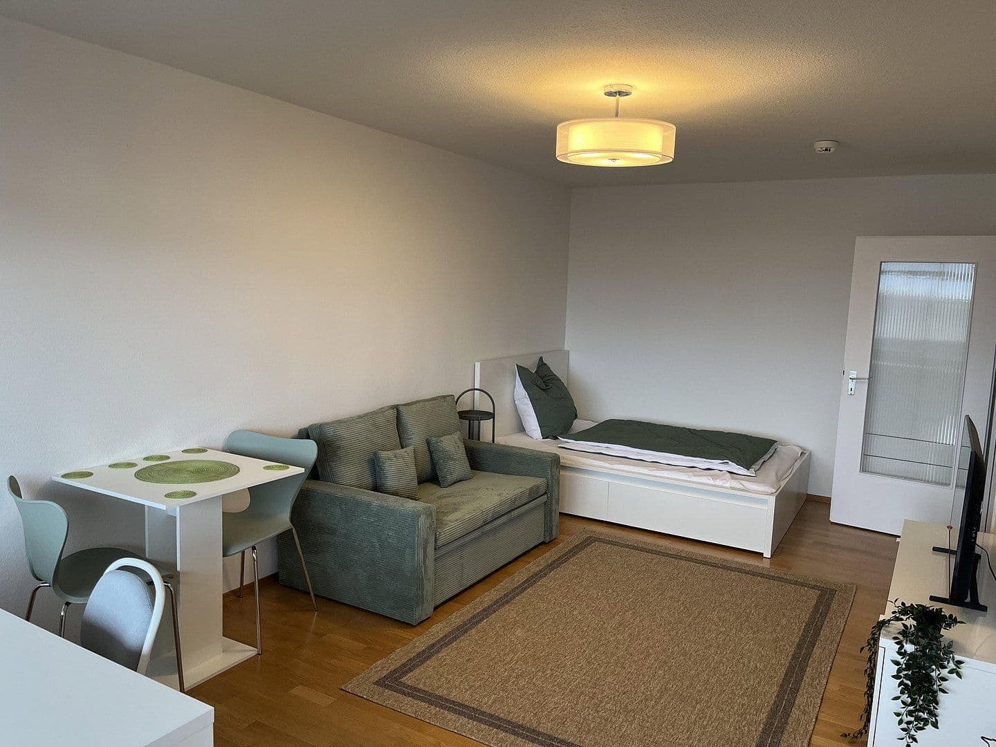 Pronájem bytu 1+1 32 m², HauzenbergerStr 20, München, Bavorsko Pronájem bytu 1+1 32 m², HauzenbergerStr 20, München, Bavorsko
