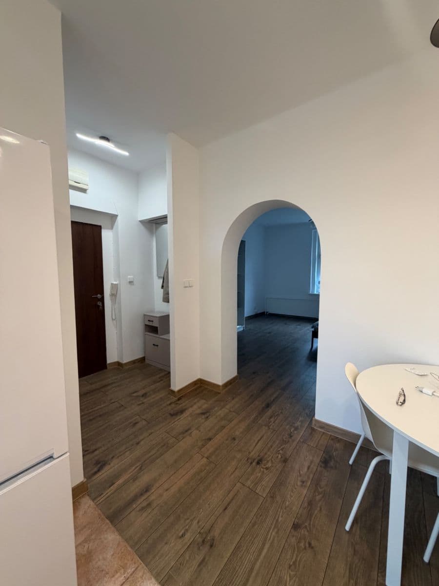 Pronájem bytu 1+1 30 m², Halenkovská, Praha, Praha Pronájem bytu 1+1 30 m², Halenkovská, Praha, Praha