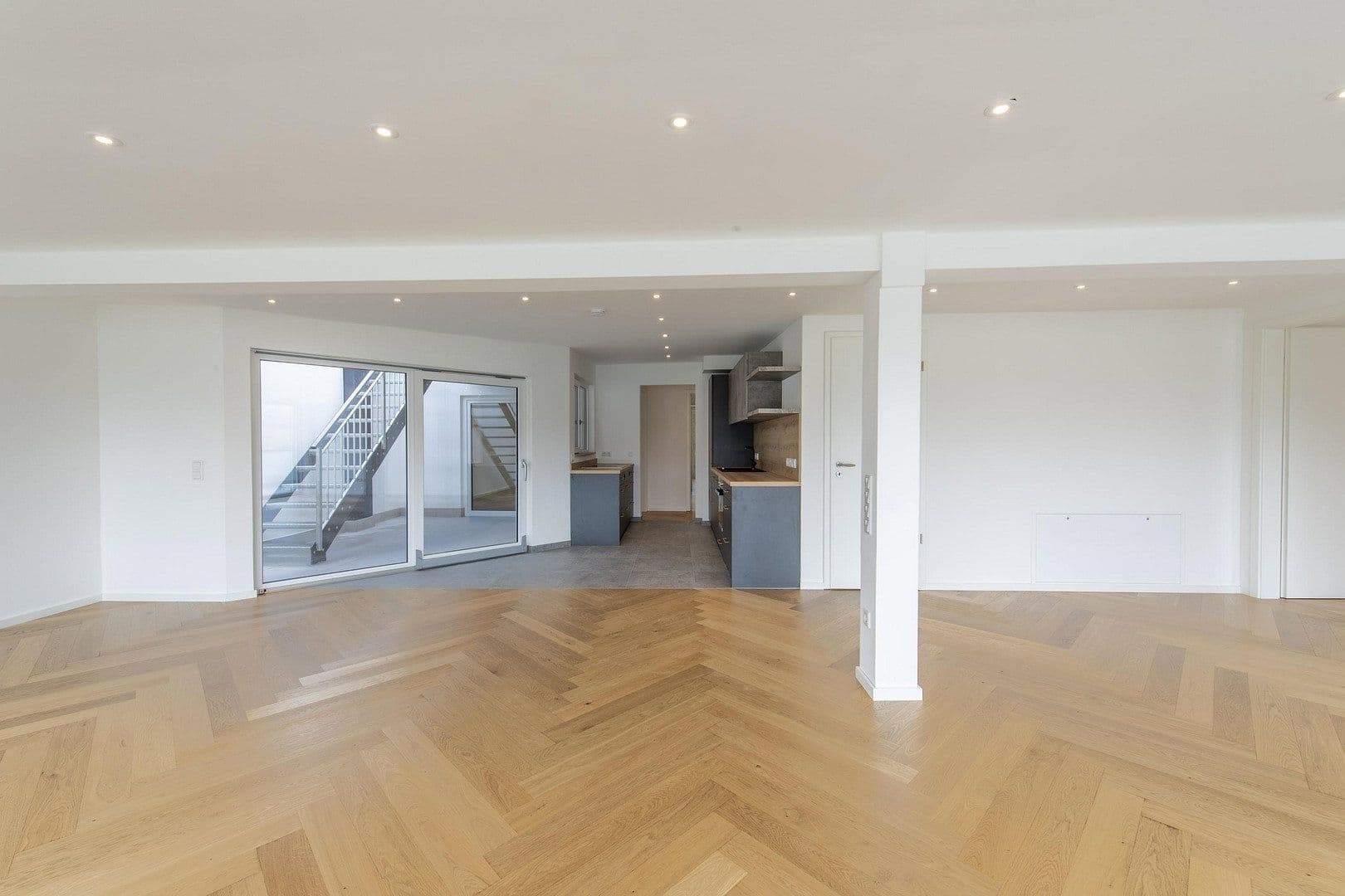 Pronájem bytu 4+1 159 m², Kaiserstraße 2, Rosenheim, Bavorsko Pronájem bytu 4+1 159 m², Kaiserstraße 2, Rosenheim, Bavorsko