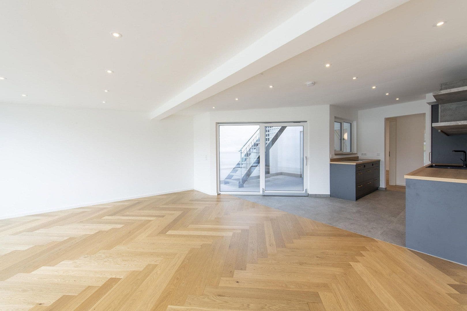 Pronájem bytu 4+1 159 m², Kaiserstraße 2, Rosenheim, Bavorsko Pronájem bytu 4+1 159 m², Kaiserstraße 2, Rosenheim, Bavorsko