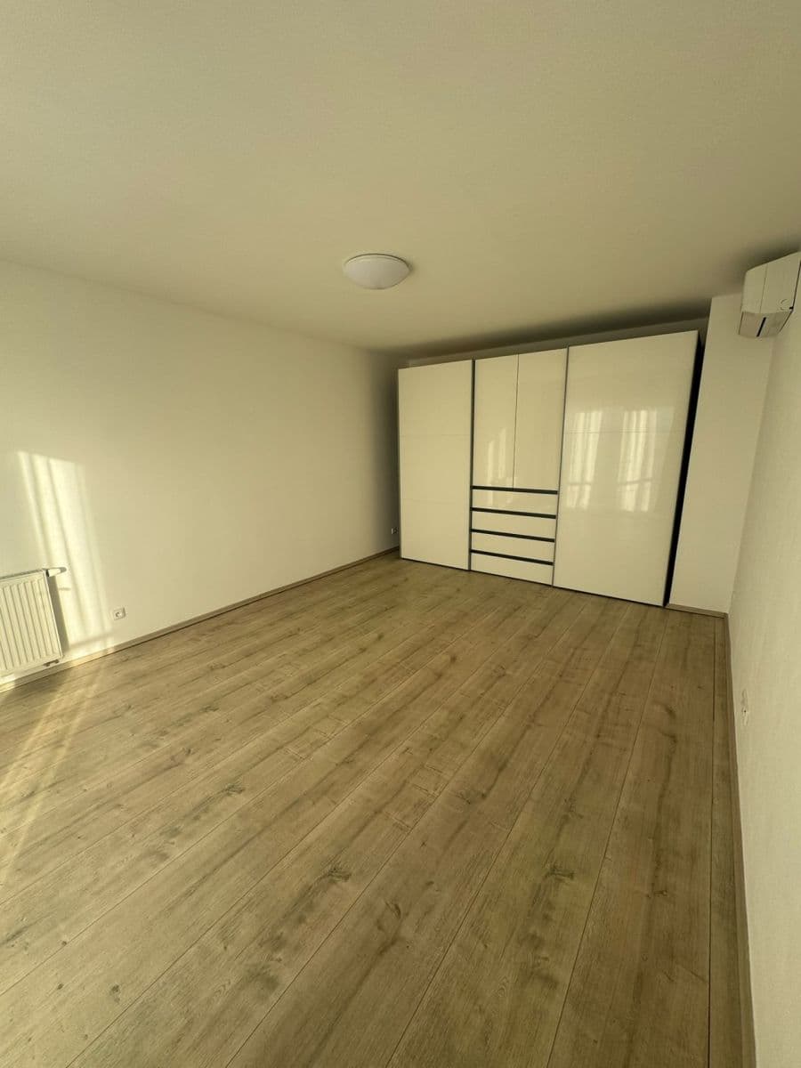 Pronájem bytu 2+kk 55 m², Nad Krocínkou, Praha, Praha Pronájem bytu 2+kk 55 m², Nad Krocínkou, Praha, Praha