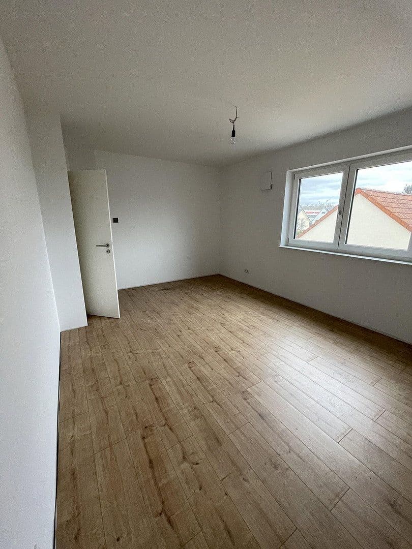 Pronájem domu 134 m², pozemek 361 m², Langfeldstraße 11a, Neunkirchen am Brand, Bavorsko Pronájem domu 134 m², pozemek 361 m², Langfeldstraße 11a, Neunkirchen am Brand, Bavorsko