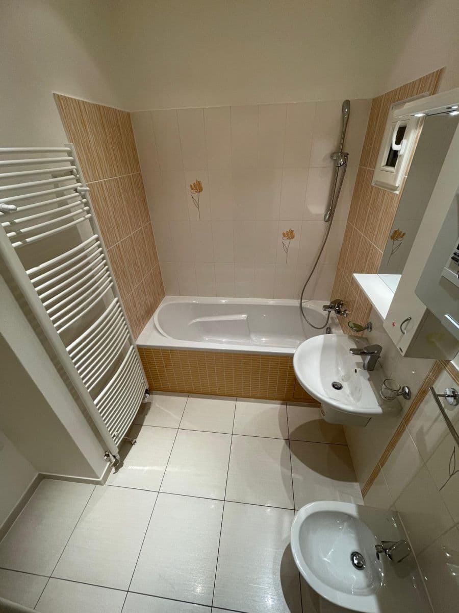 Pronájem bytu 3+1 110 m², Lucemburská, Praha, Praha Pronájem bytu 3+1 110 m², Lucemburská, Praha, Praha