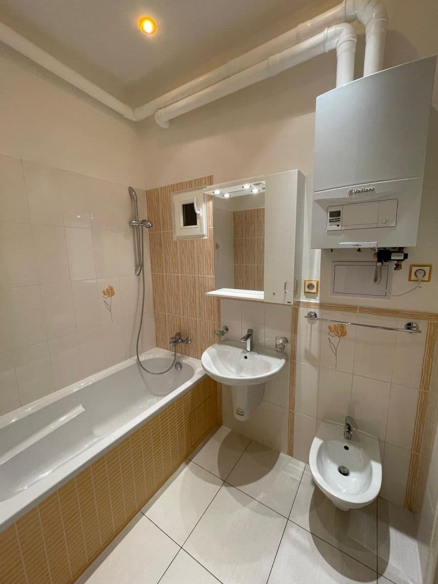 Pronájem bytu 3+1 110 m², Lucemburská, Praha, Praha Pronájem bytu 3+1 110 m², Lucemburská, Praha, Praha