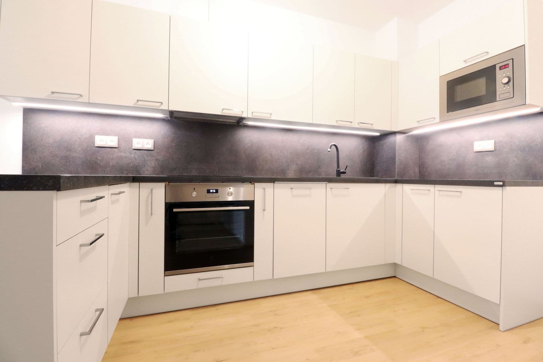 Pronájem bytu 2+kk 53 m², Velvarská, Horoměřice, Středočeský kraj Pronájem bytu 2+kk 53 m², Velvarská, Horoměřice, Středočeský kraj