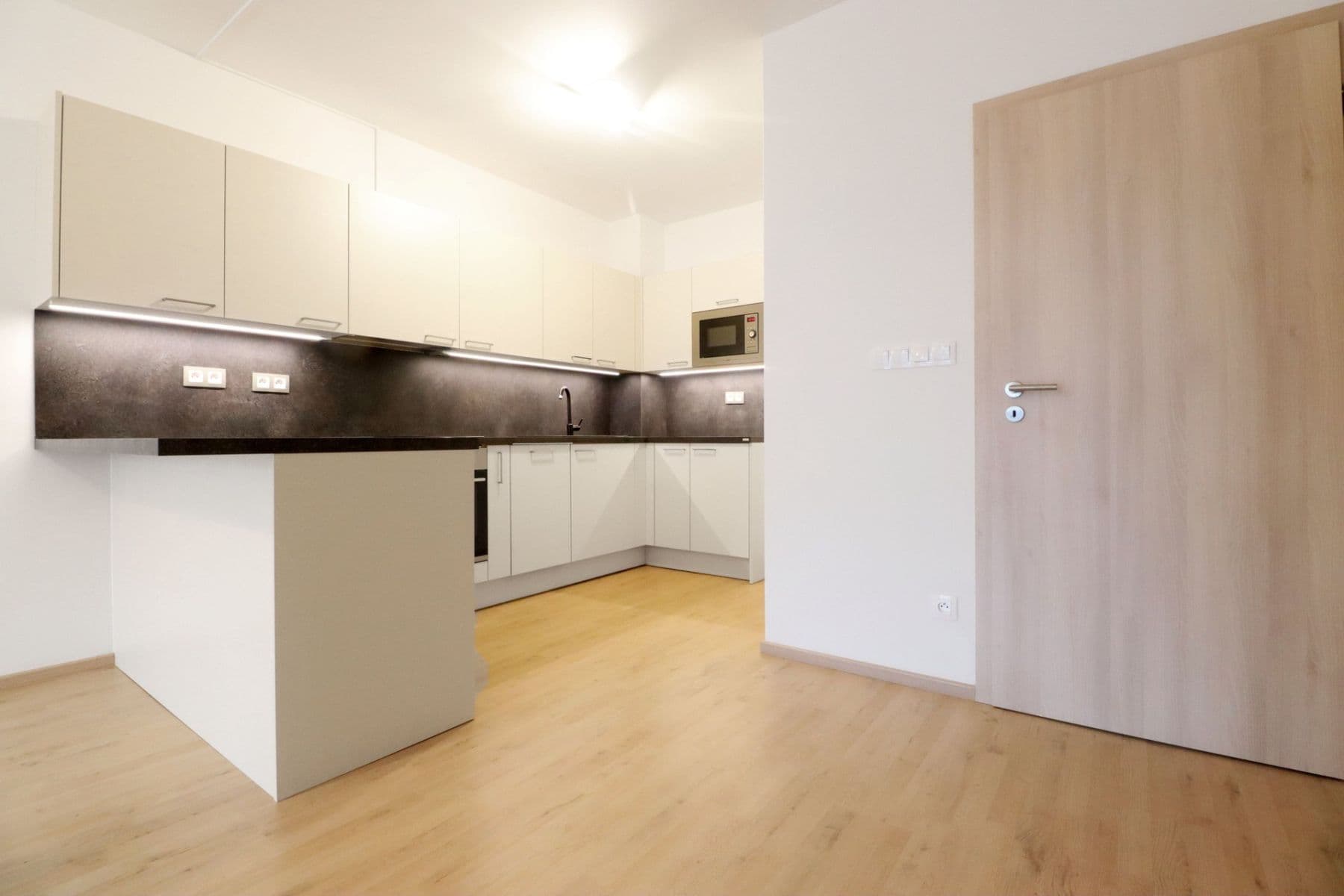 Pronájem bytu 2+kk 53 m², Velvarská, Horoměřice, Středočeský kraj Pronájem bytu 2+kk 53 m², Velvarská, Horoměřice, Středočeský kraj