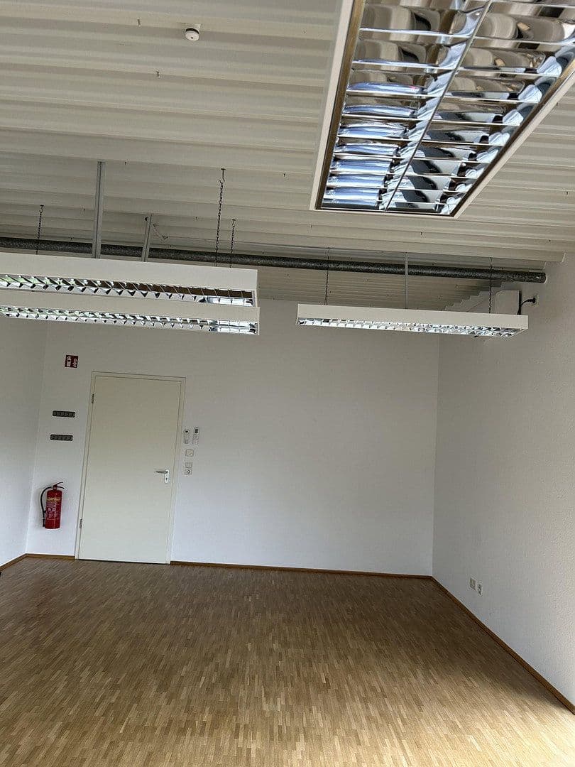 Pronájem kanceláře 130 m², Carl Zeiss Str. 8, Bad Camberg, Hessen Pronájem kanceláře 130 m², Carl Zeiss Str. 8, Bad Camberg, Hessen
